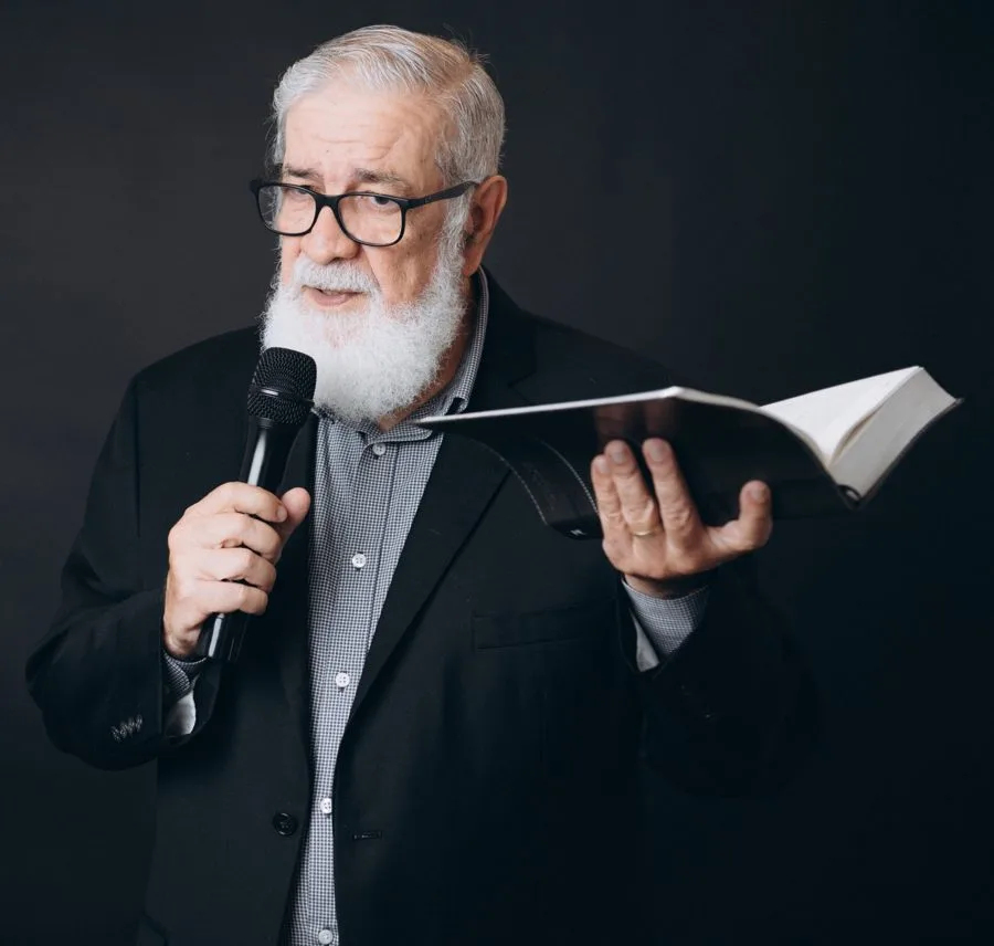 Rev. Augustus Nicodemus ensinando com a Bíblia aberta